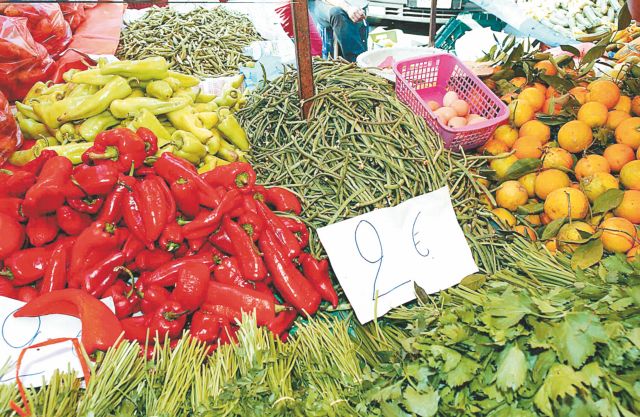 Street market retailers strike and hand out food