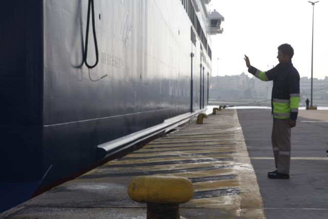 Maritime workers block ship departures