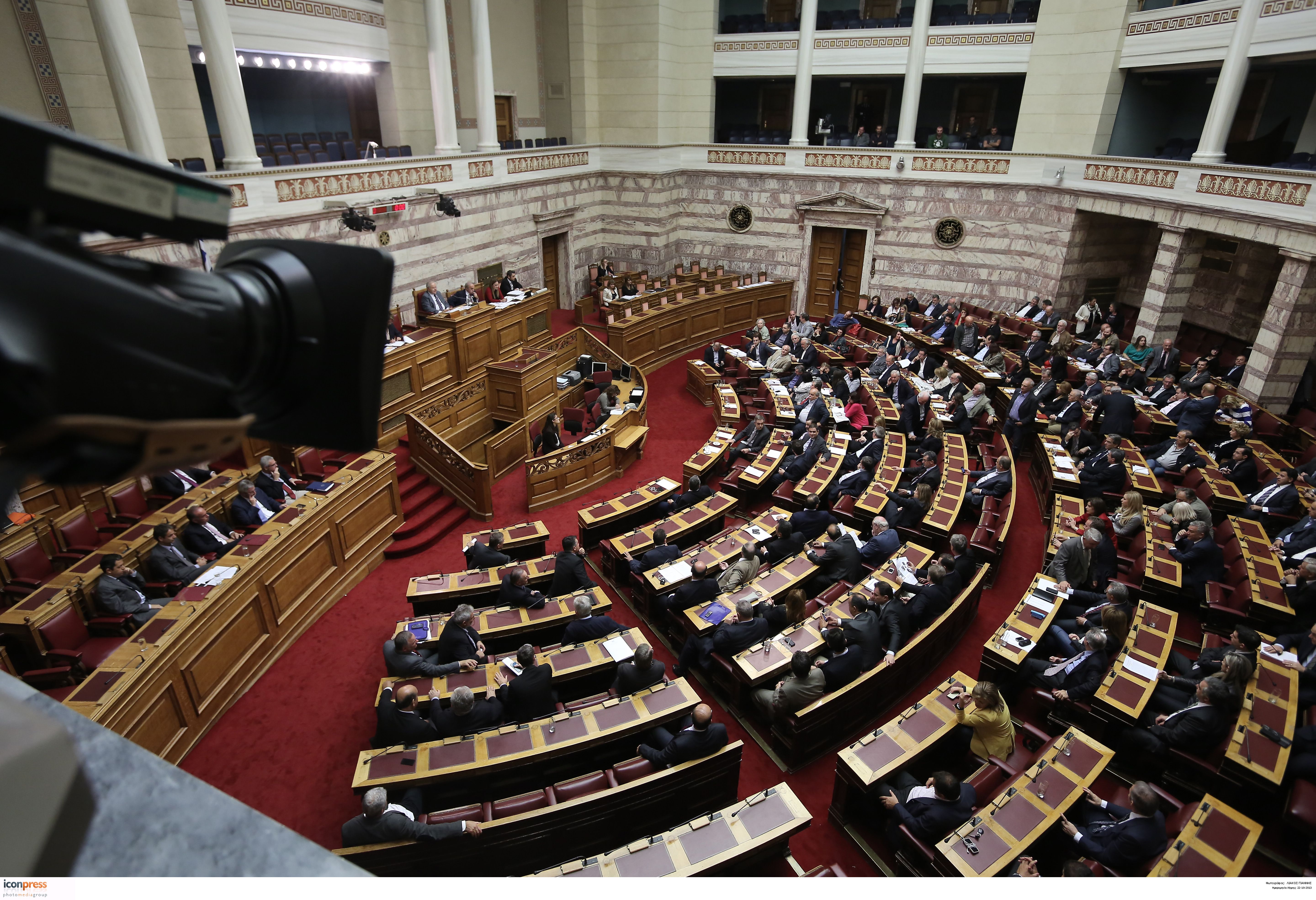 Στο κόκκινο το πολιτικό θερμόμετρο μετά την εκκένωση της ΕΡΤ