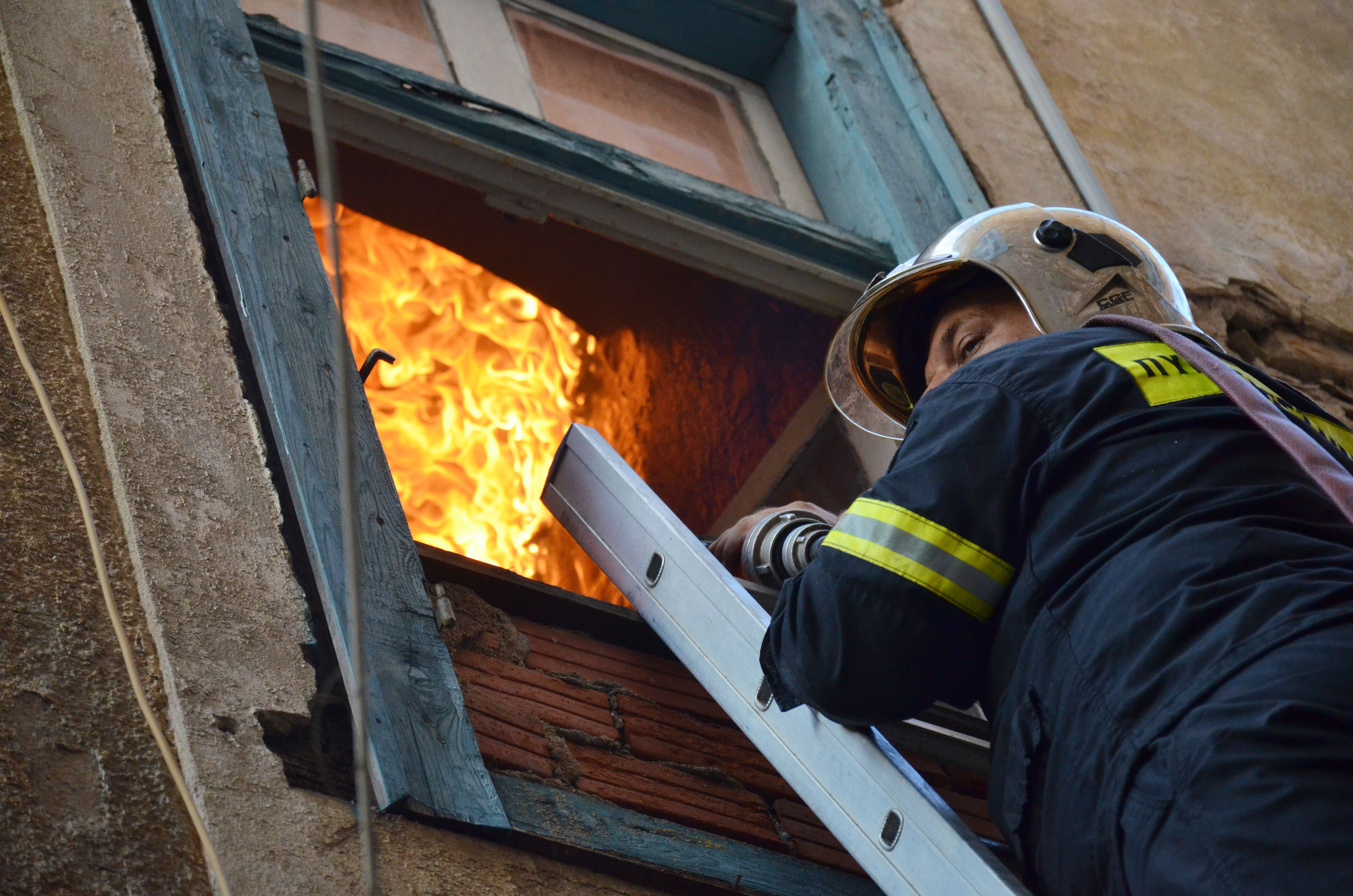 Unattended fire place causes serious fire in Marousi