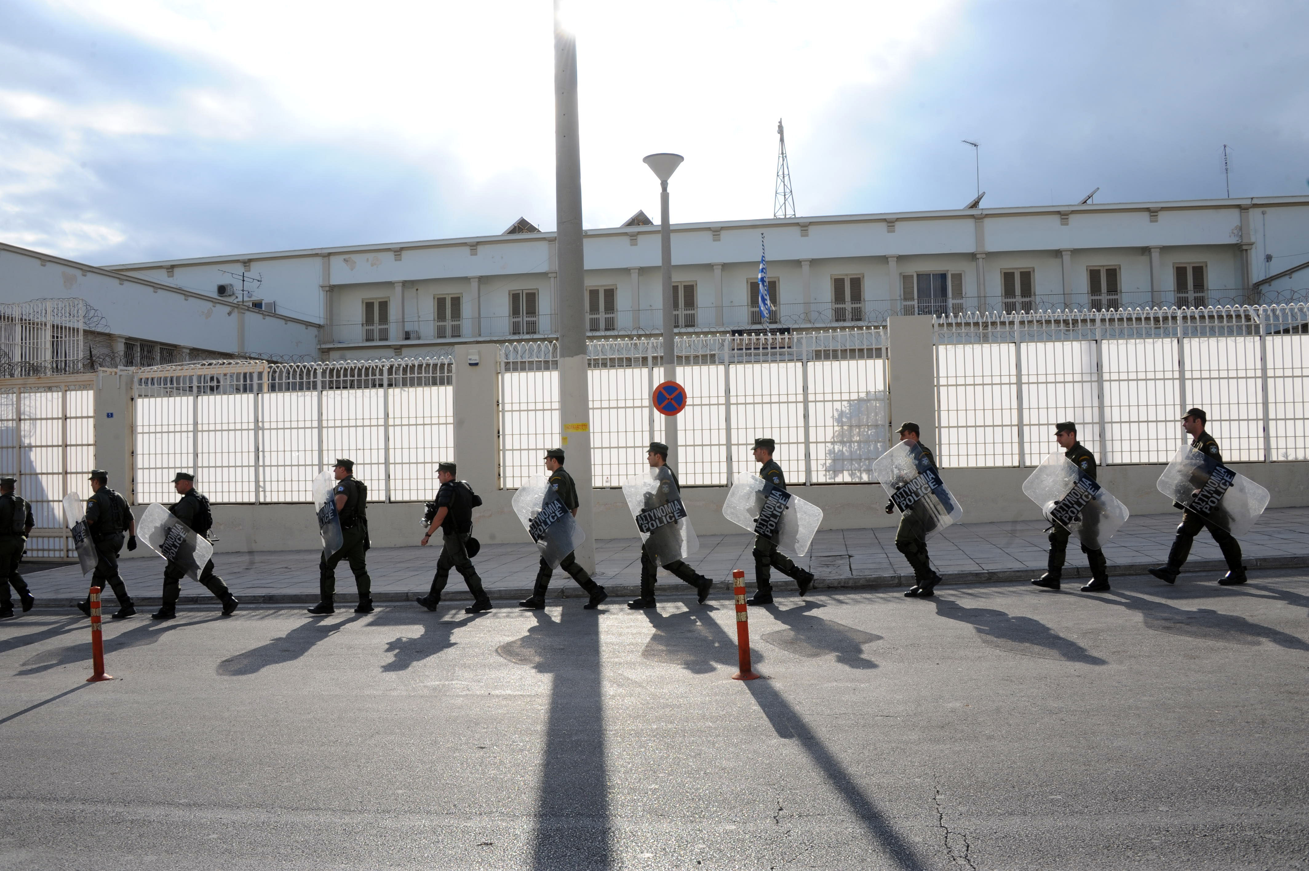 Xιλιάδες τα οφειλόμενα ρεπό στους εξωτερικούς φρουρούς Κορυδαλλού | tovima.gr