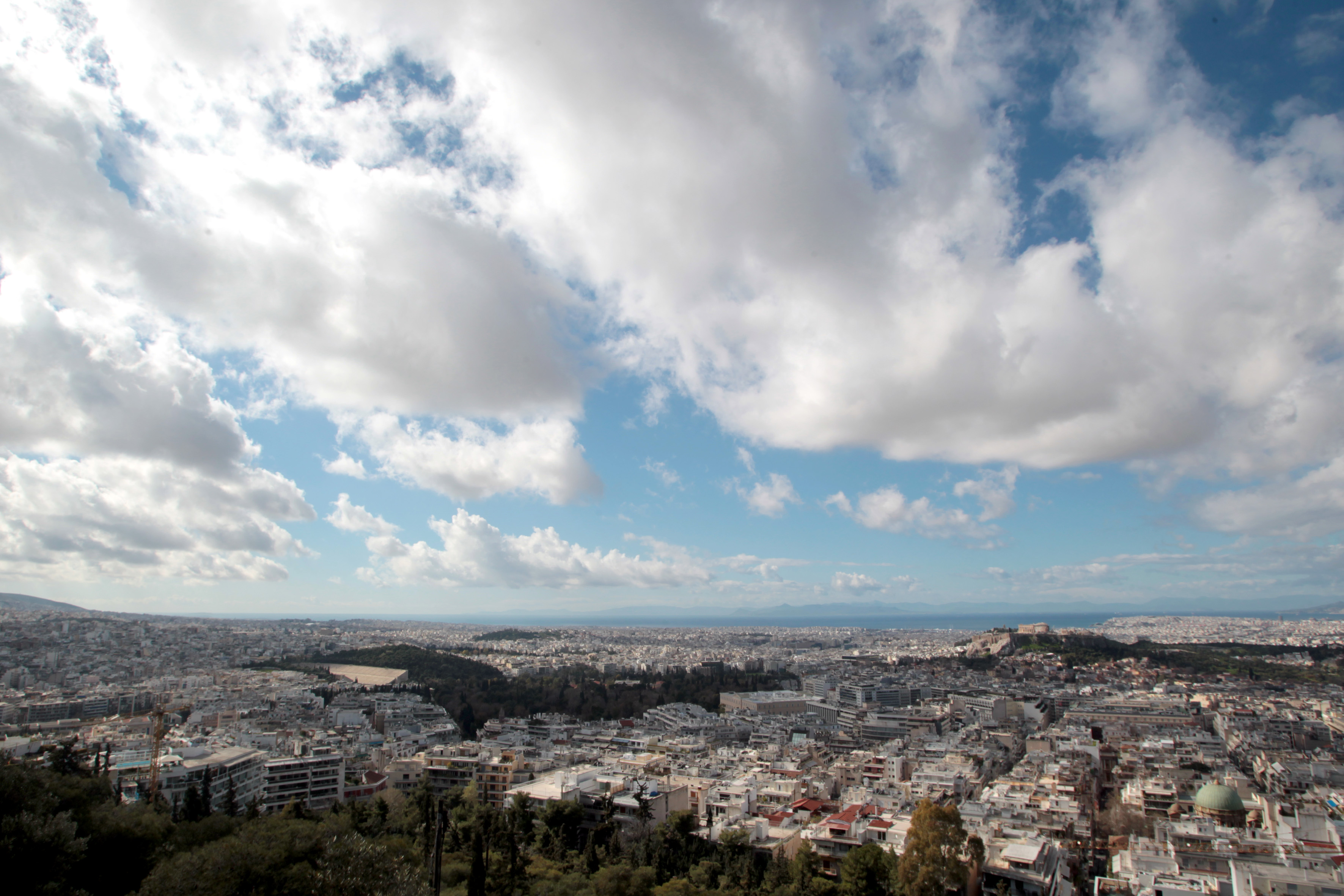 Καιρός: Βροχές μέχρι τη Δευτέρα, μετά σκόνη και λασποβροχή