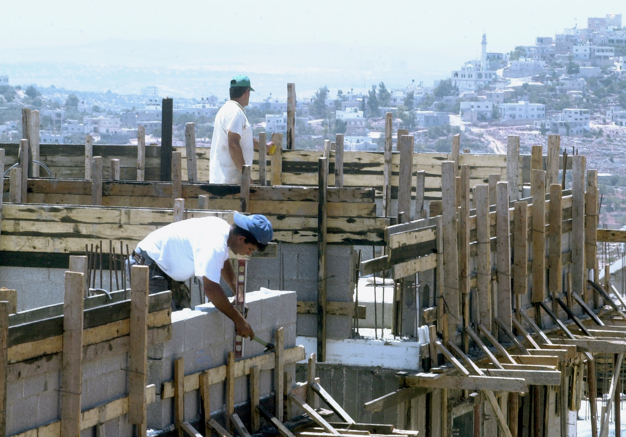 ΕΛΣΤΑΤ: Πτώση 16% στις οικοδομικές άδειες το Μάρτιο