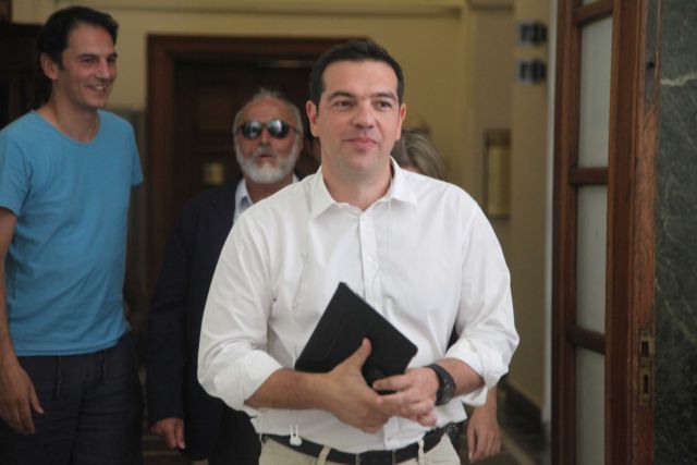 Τσίπρας: Αντιδημοκρατικό το άρθρο για το επικουρικό των ενστόλων