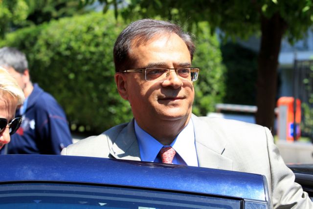 Meetings between Greek ministers and troika in Paris continue