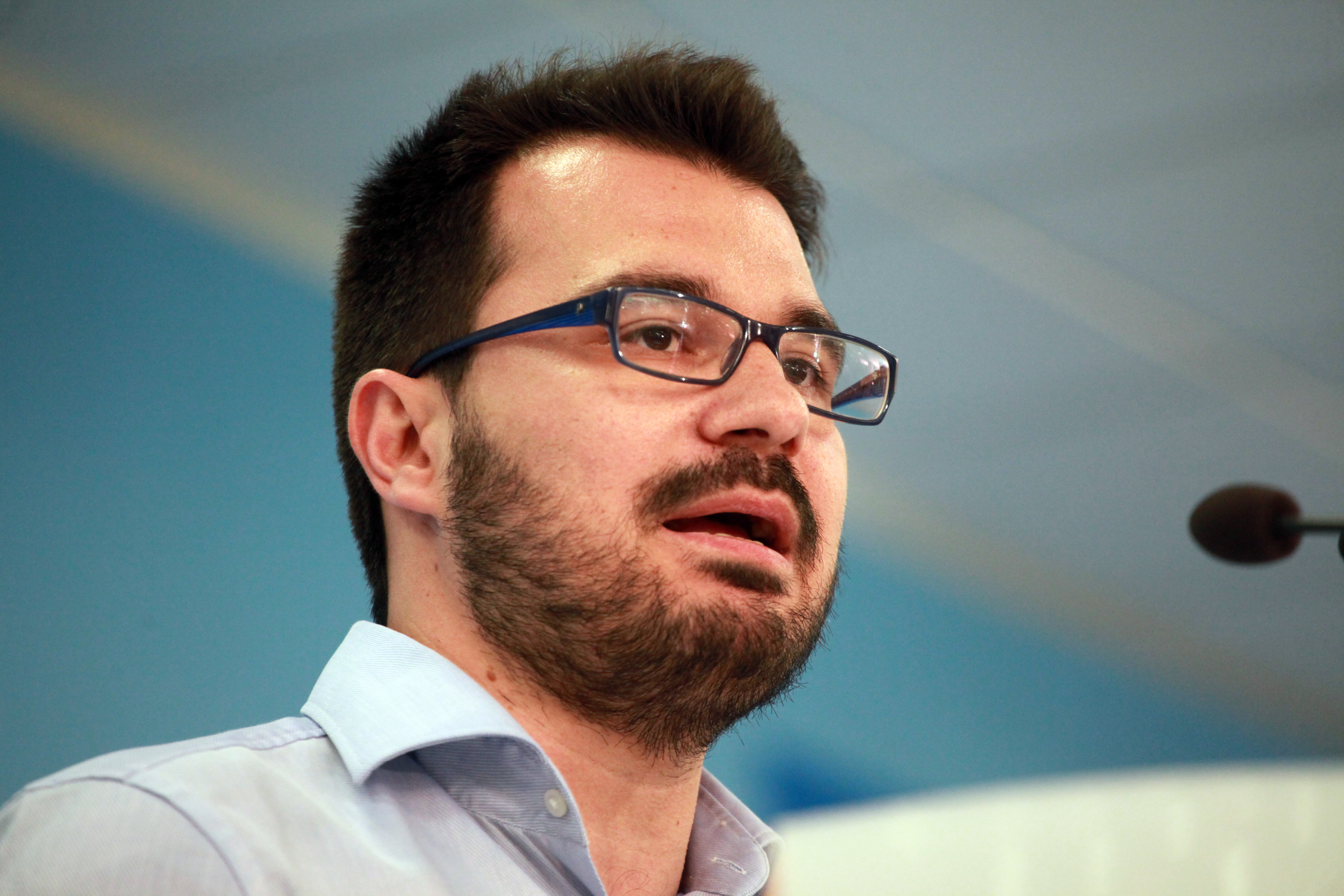 Πυρά Παπαμιμίκου σε Παπαδημούλη, Κωνσταντόπουλο για τον Πρόεδρο