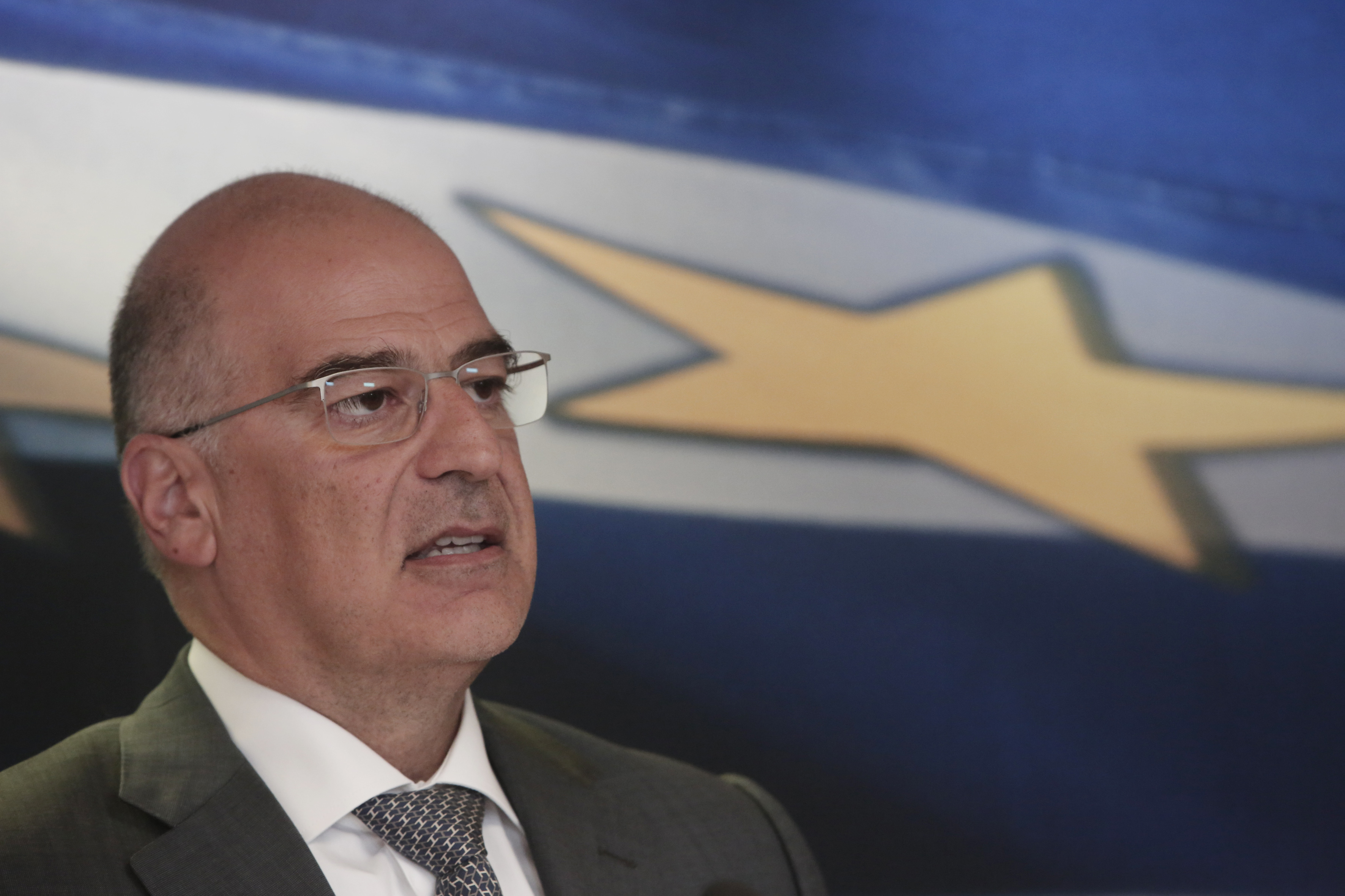 Περιμένει την… τρόικα ο Δένδιας