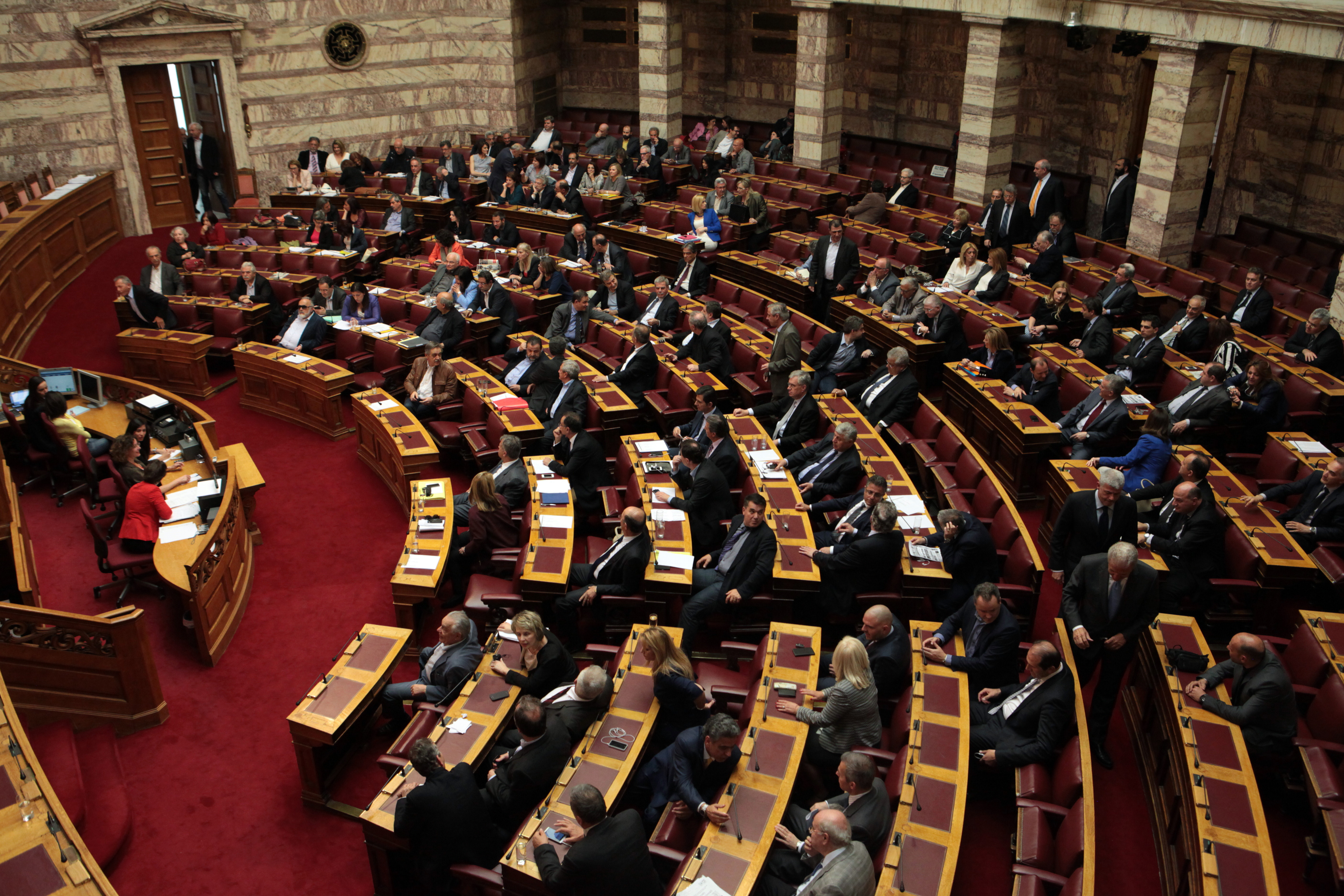 Βουλή: Αντίδραση ΠαΣοΚ, ο Δένδιας πήρε τρεις τροπολογίες πίσω
