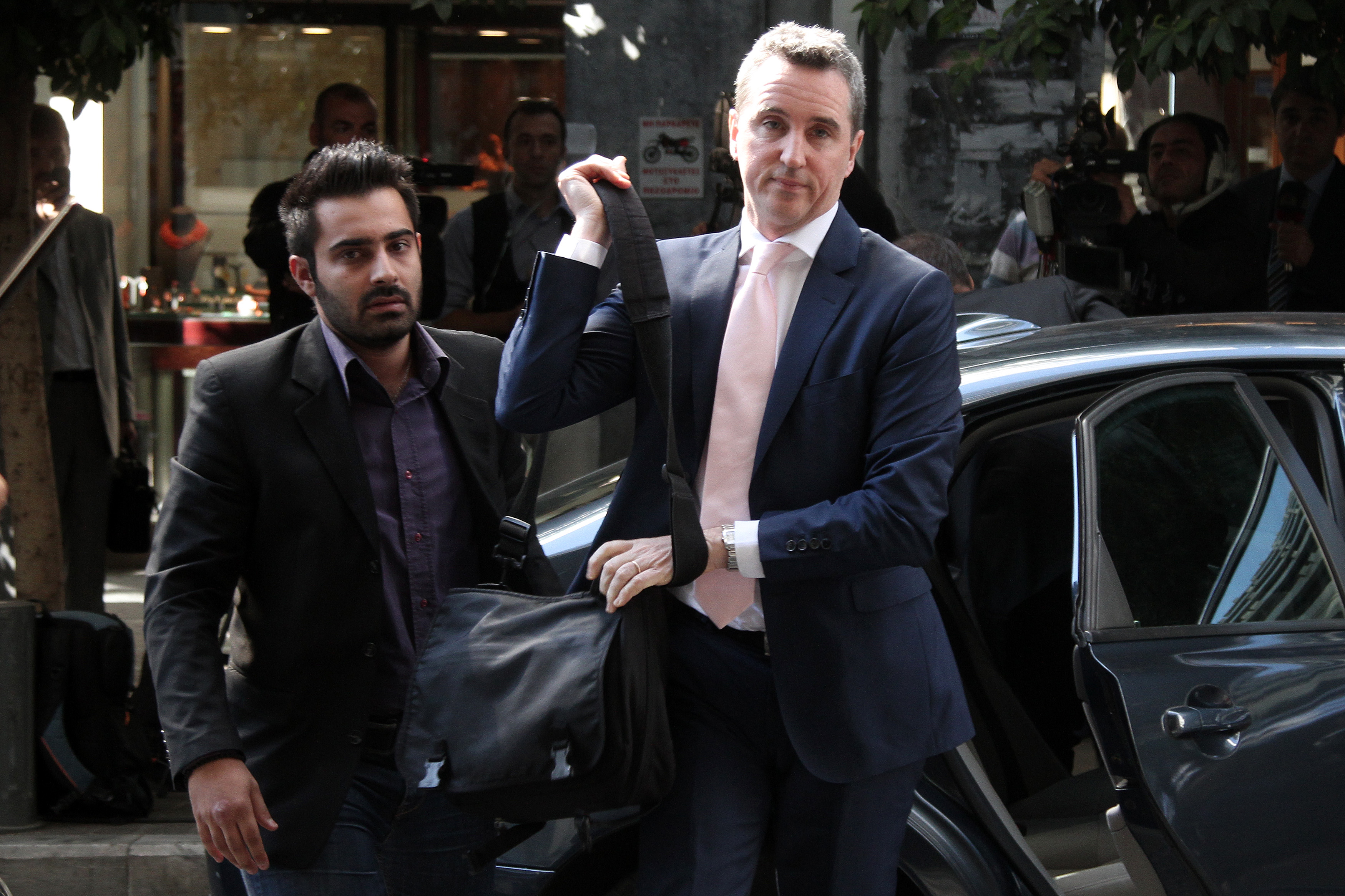 Η τρόικα «φουσκώνει» το δημοσιονομικό κενό – Απαιτεί περιουσιακά και εισοδηματικά κριτήρια για τις 100 δόσεις