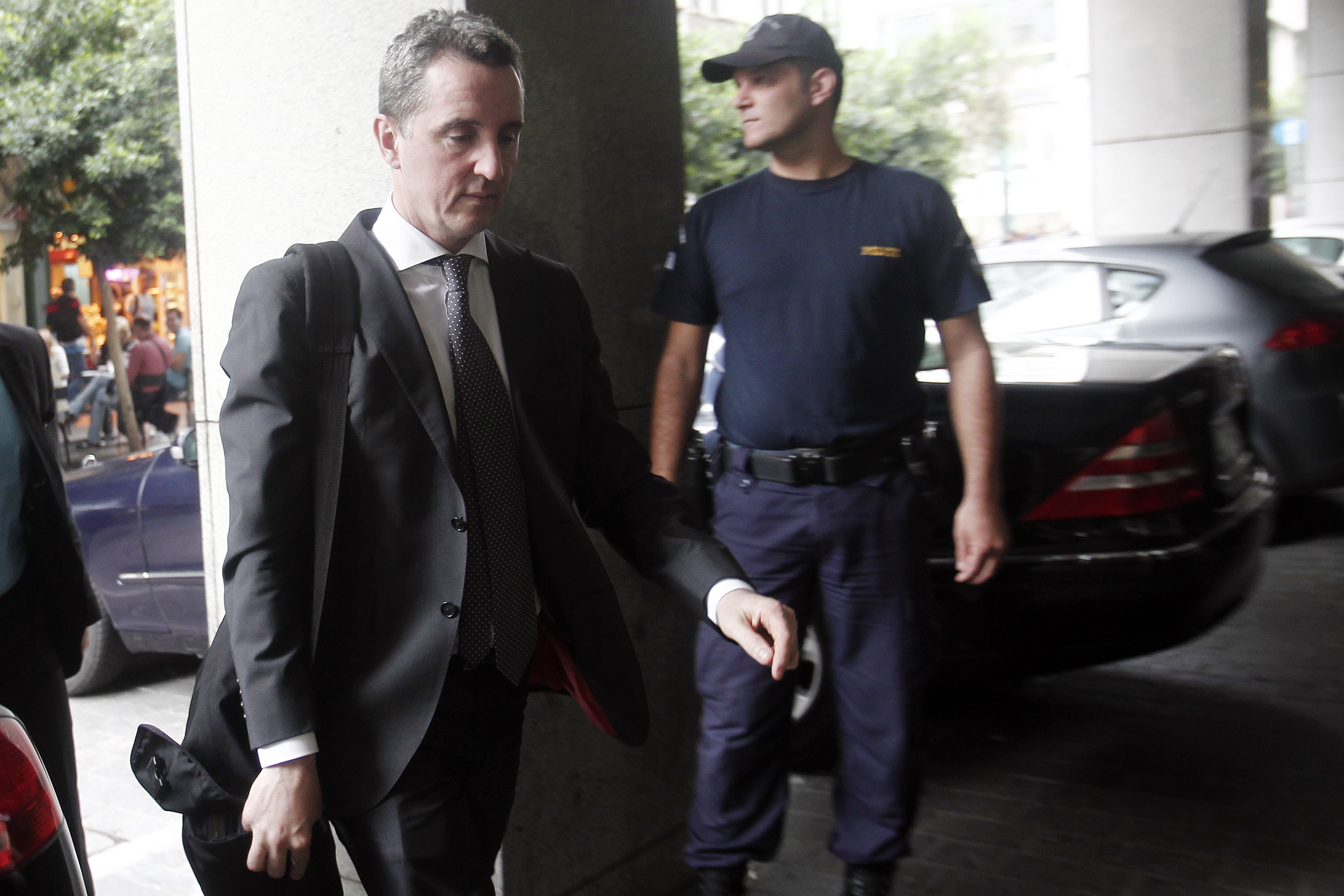 Επιπλέον πλεόνασμα θέλει η τρόικα