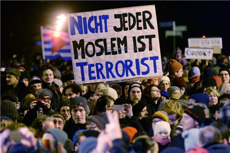 Γερμανία: Χιλιάδες διαδηλωτές υπέρ και κατά της ισλαμοφοβικής Pegida