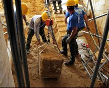 Culture Ministry announces “five skeletons” buried in Amphipolis tomb