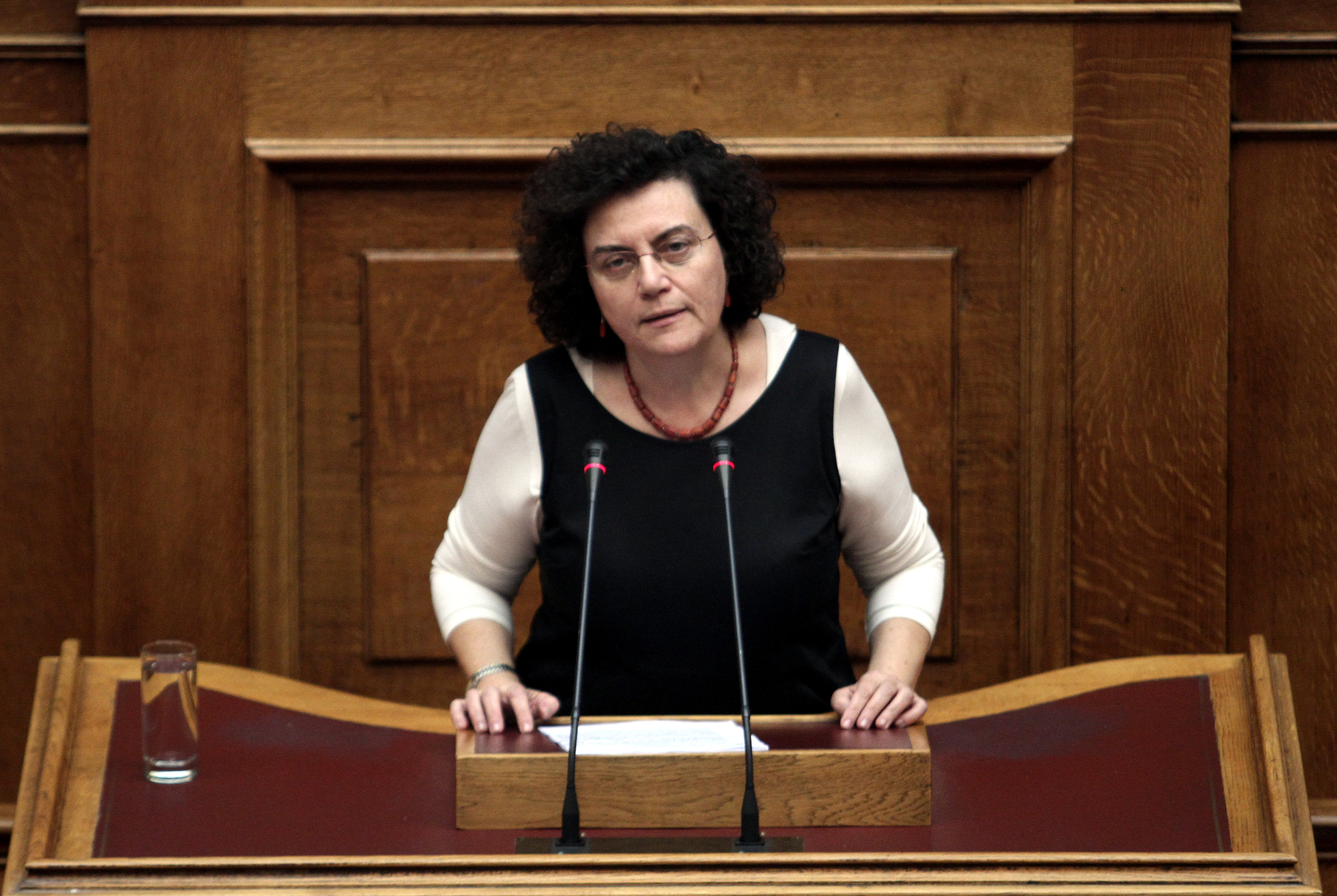 «Η αρπαγή της Ελλάδας». Το βιβλίο της Νάντιας Βαλαβάνη για το χρέος και τις ιδιωτικοποιήσεις