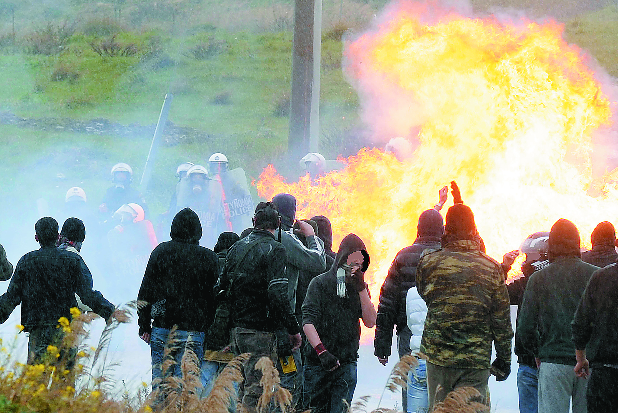 Διπλή επίθεση με μολότοφ στα AT Δάφνης και Ζωγράφου