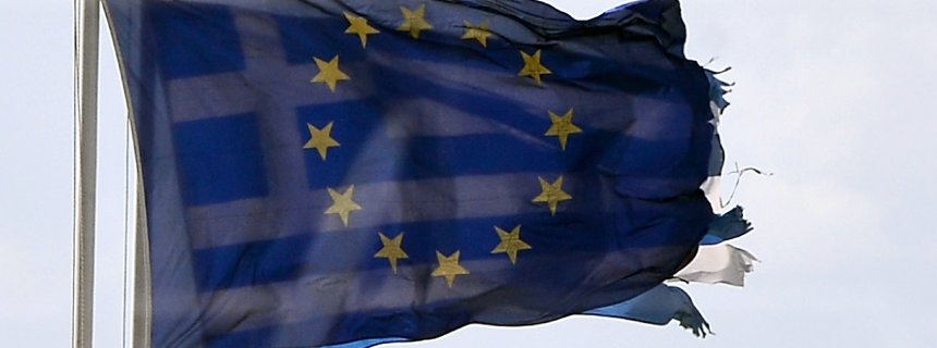 Bloomberg: Η Ελλάδα κινδυνεύει να βυθιστεί κάτω από το βάρος του χρέους