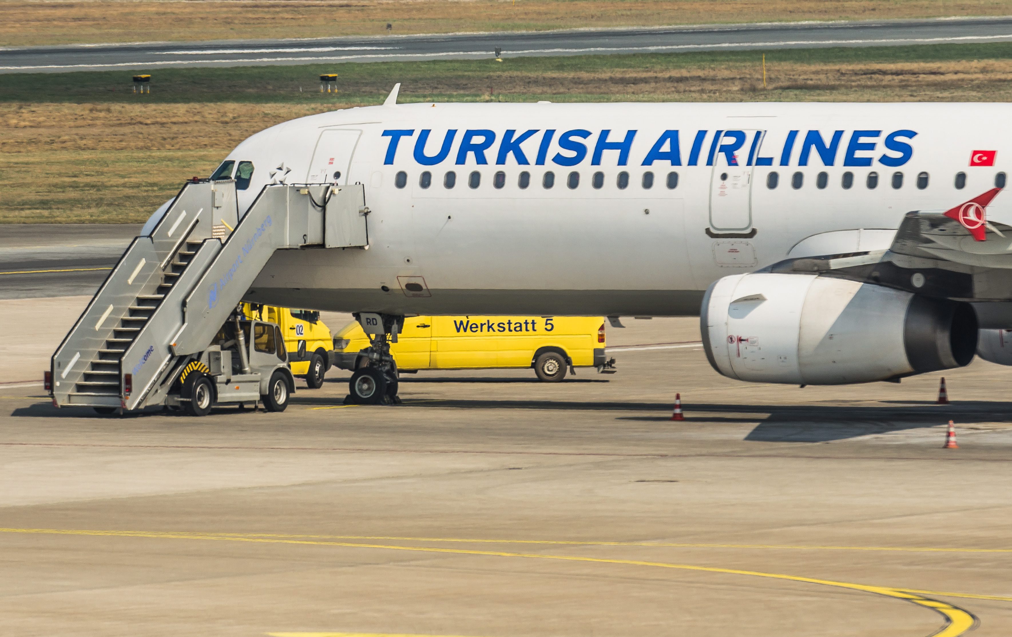 Αναγκαστική προσγείωση για τουρκικό αεροσκάφος με έναν κινητήρα στις φλόγες