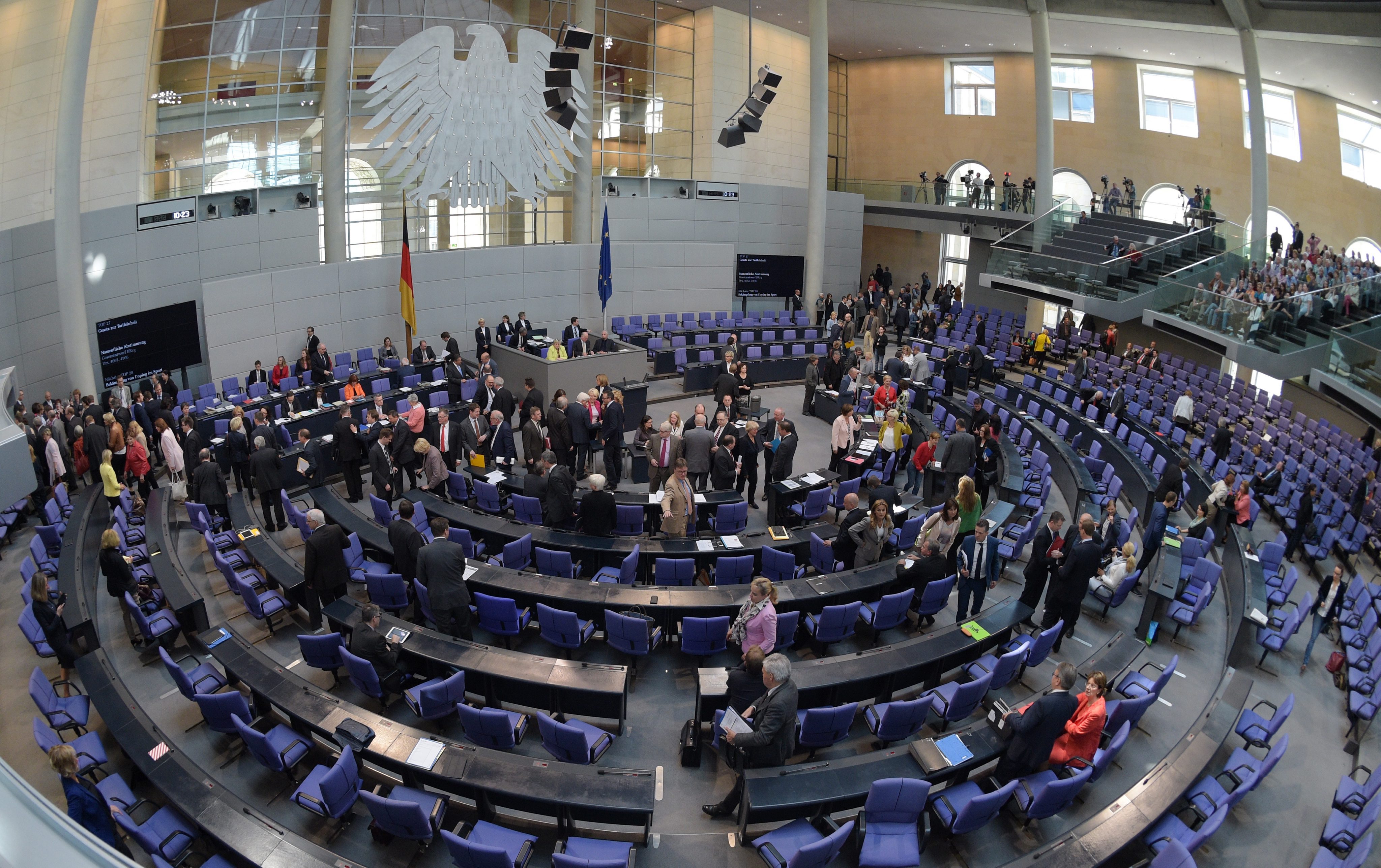 DW: Να τελειώνει το πείραμα στην ευρωζώνη με τους Eλληνες