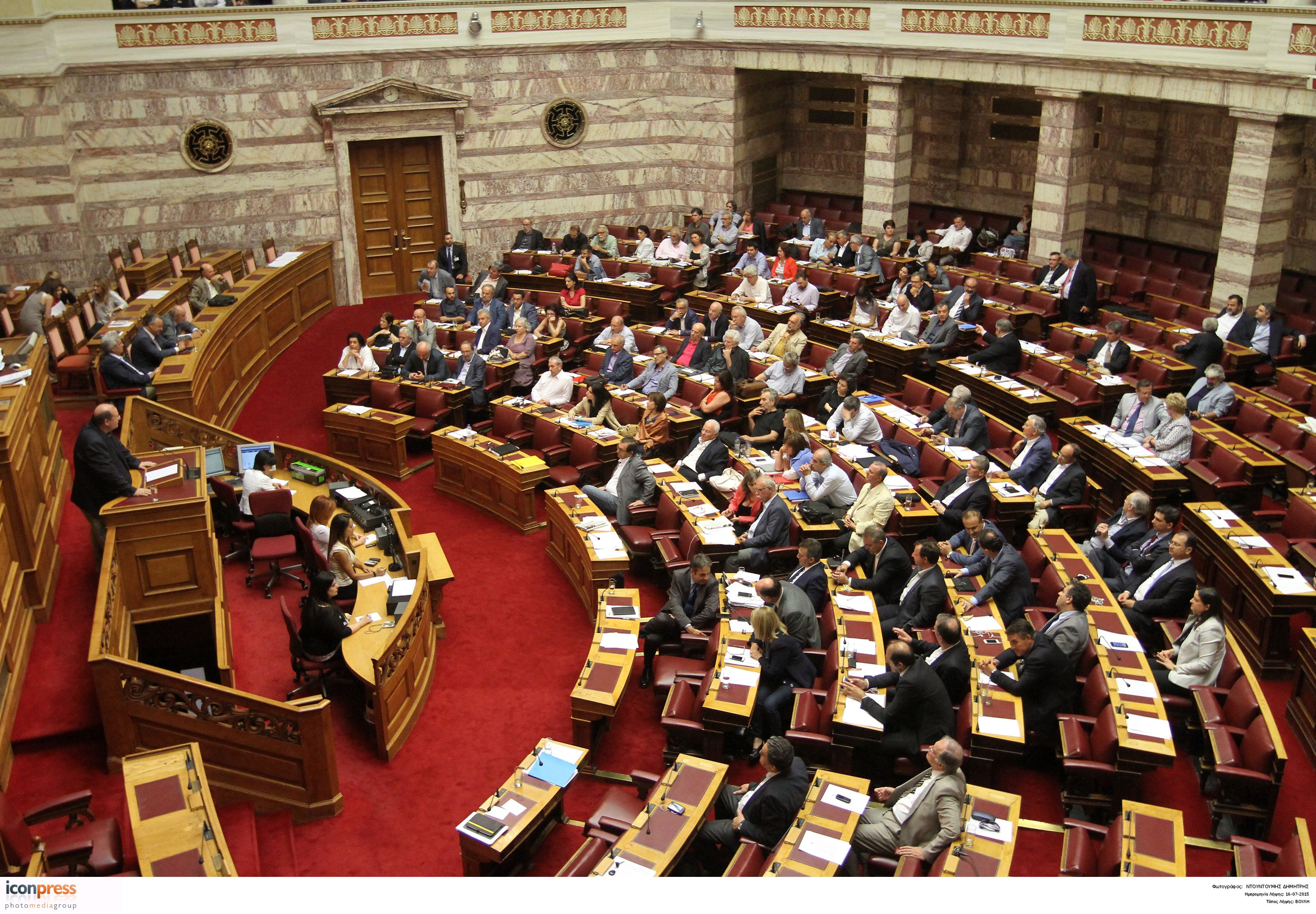 Βουλή: Ψηφίστηκε το νομοσχέδιο για τα προαπαιτούμενα – Επιβεβαιώνεται το βαθύ ρήγμα στον ΣΥΡΙΖΑ