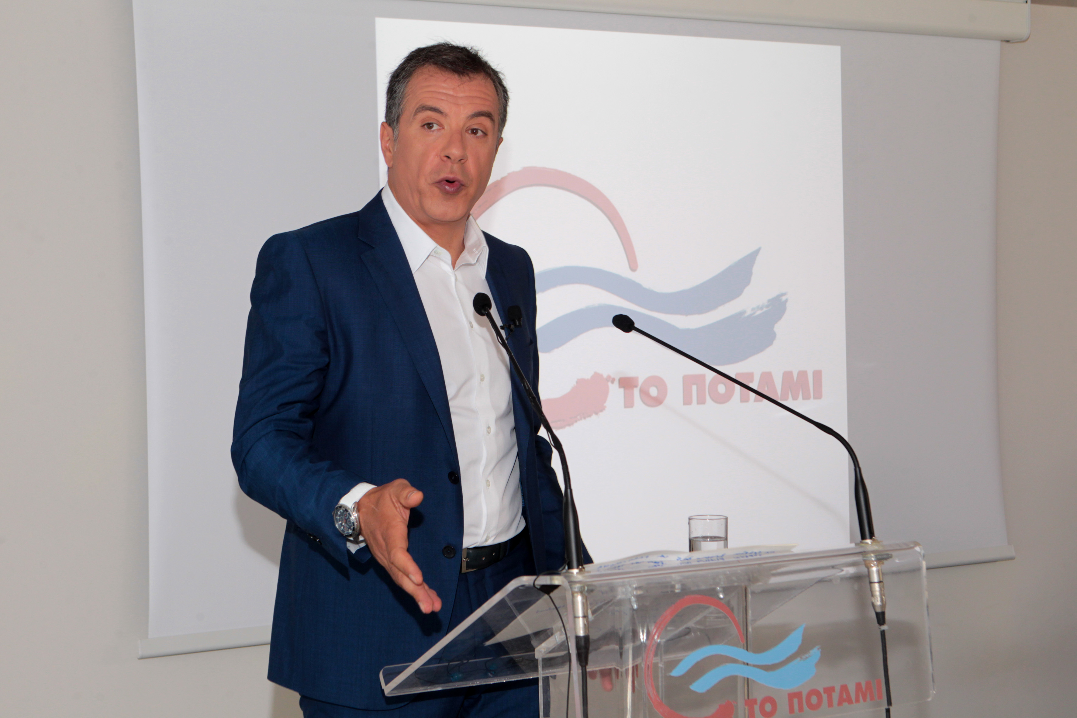 Στ. Θεοδωράκης: Ο Αλ. Τσίπρας να ασχοληθεί με τη χώρα