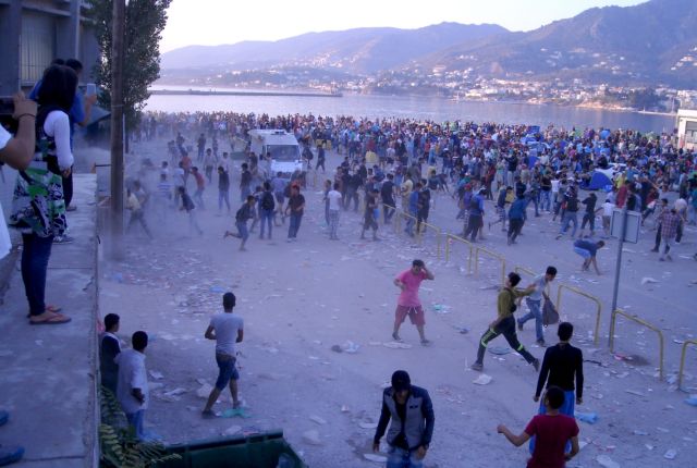 Clashes break out between migrants, refugees and police on Mytilene | tovima.gr