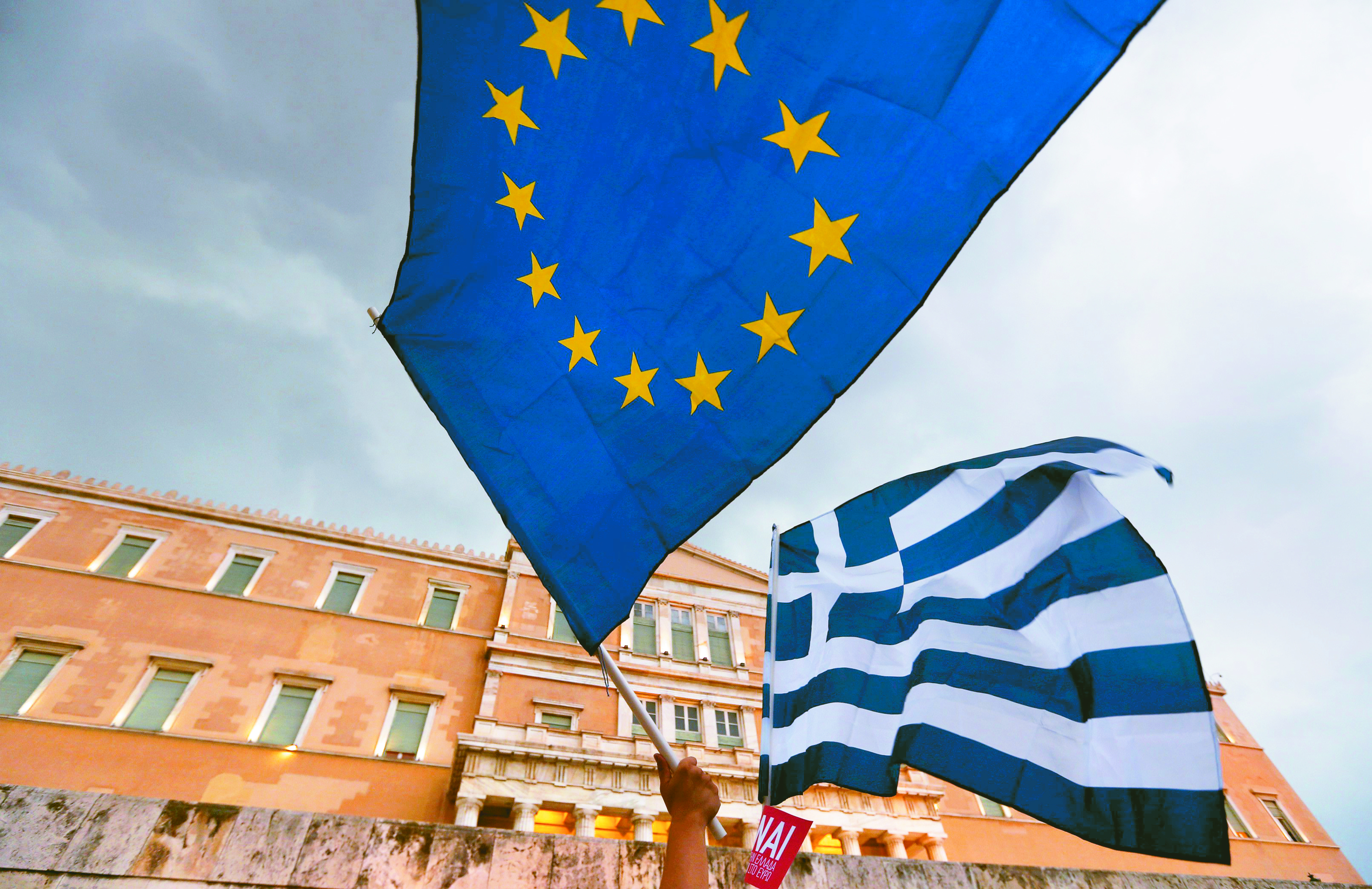 Reuters: Μείωση κόστους εξυπηρέτησης του ελληνικού χρέους εξετάζει η ΕΕ