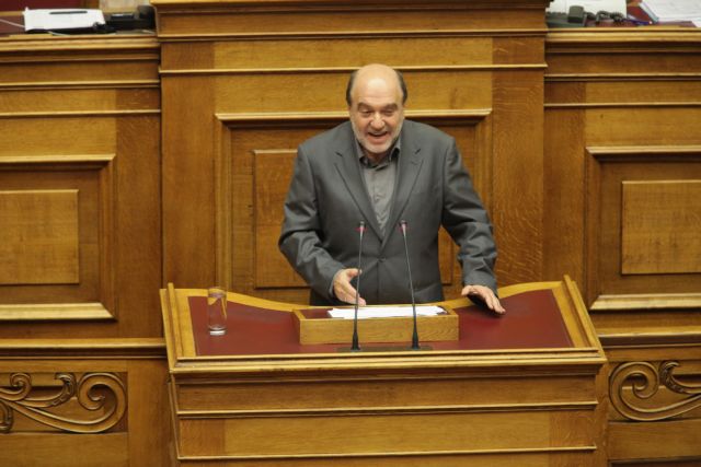 Αλεξιάδης: Με βάση την ηλικία η χρήση πλαστικού χρήματος αντί μετρητών