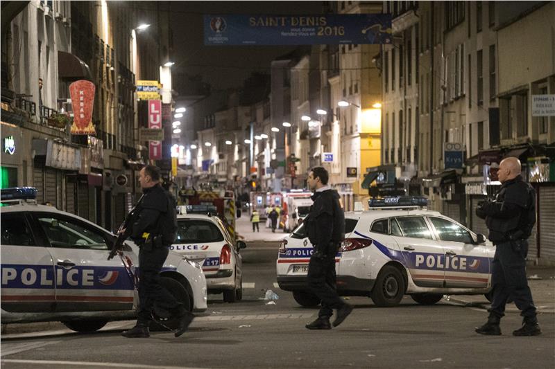 Πόλεμος στο Παρίσι κατά της ISIS – Δύο ύποπτοι νεκροί ανάμεσά τους μια γυναίκα «καμικάζι» – Επτά συλλήψεις