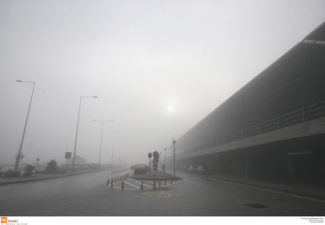 Συνεχίζονται λόγω ομίχλης τα προβλήματα στο «Μακεδονία»