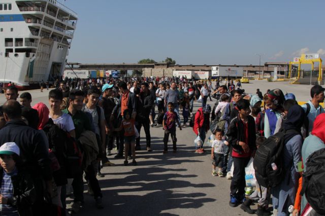 Σχεδόν 3.000 πρόσφυγες την Τετάρτη στον Πειραιά | tovima.gr