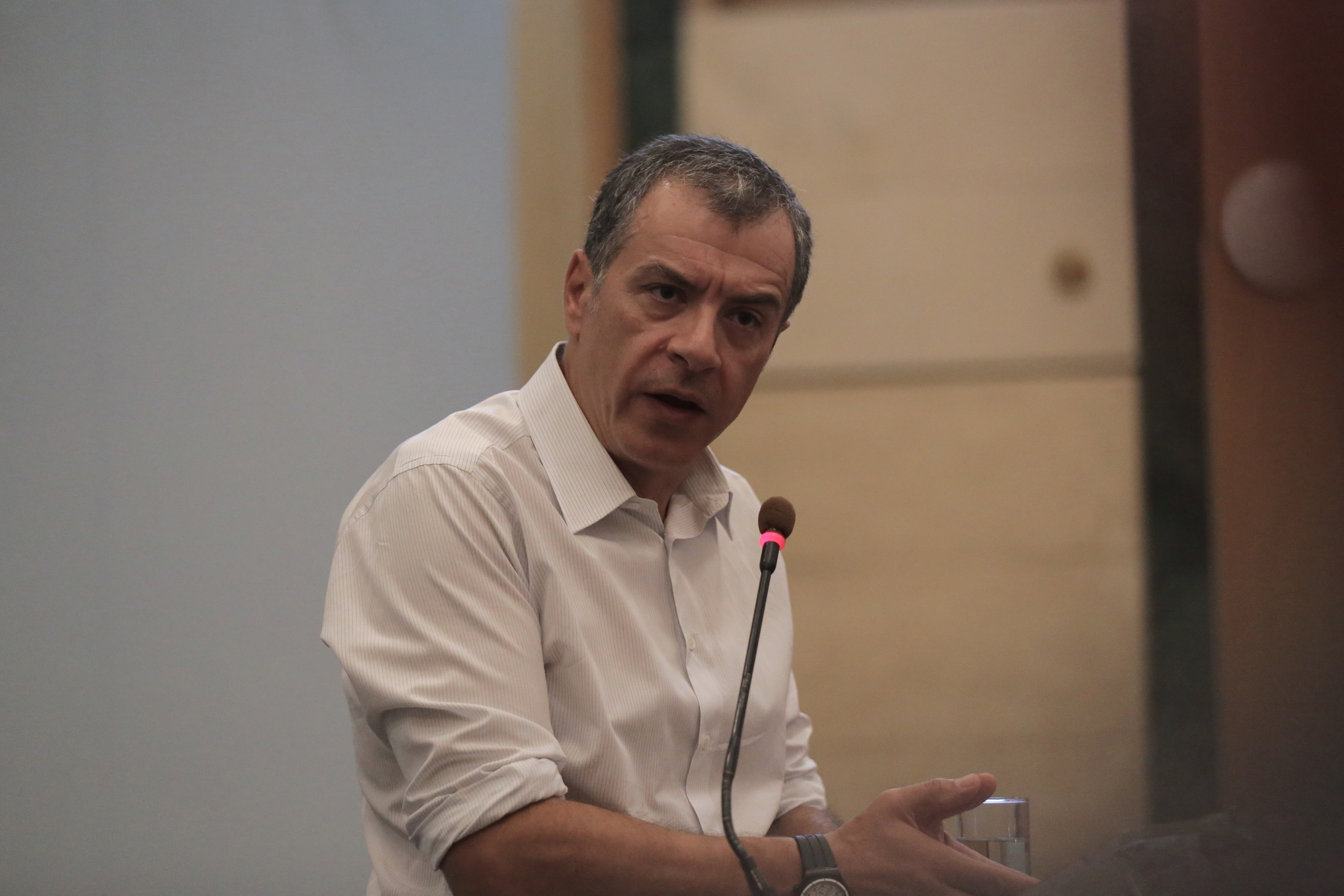 Θεοδωράκης: Θα συνυπογράψει κάθε απαίτηση των δανειστών η κυβέρνηση