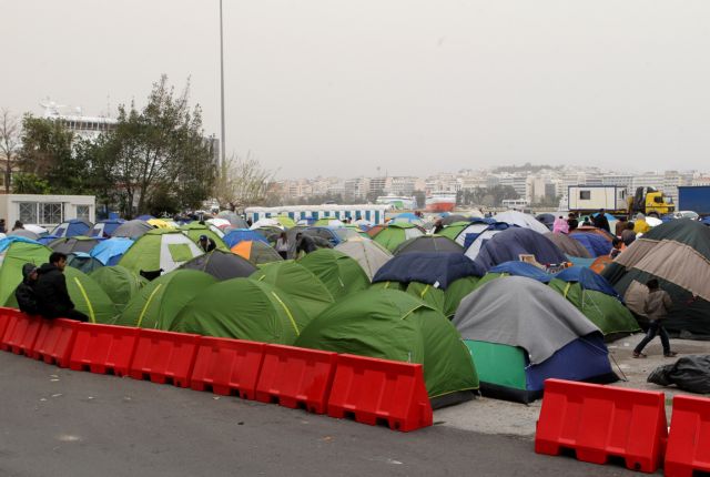 Αρνούνται να μετακινηθούν στα κέντρα φιλοξενίας μετανάστες και πρόσφυγες από τον Πειραιά | tovima.gr