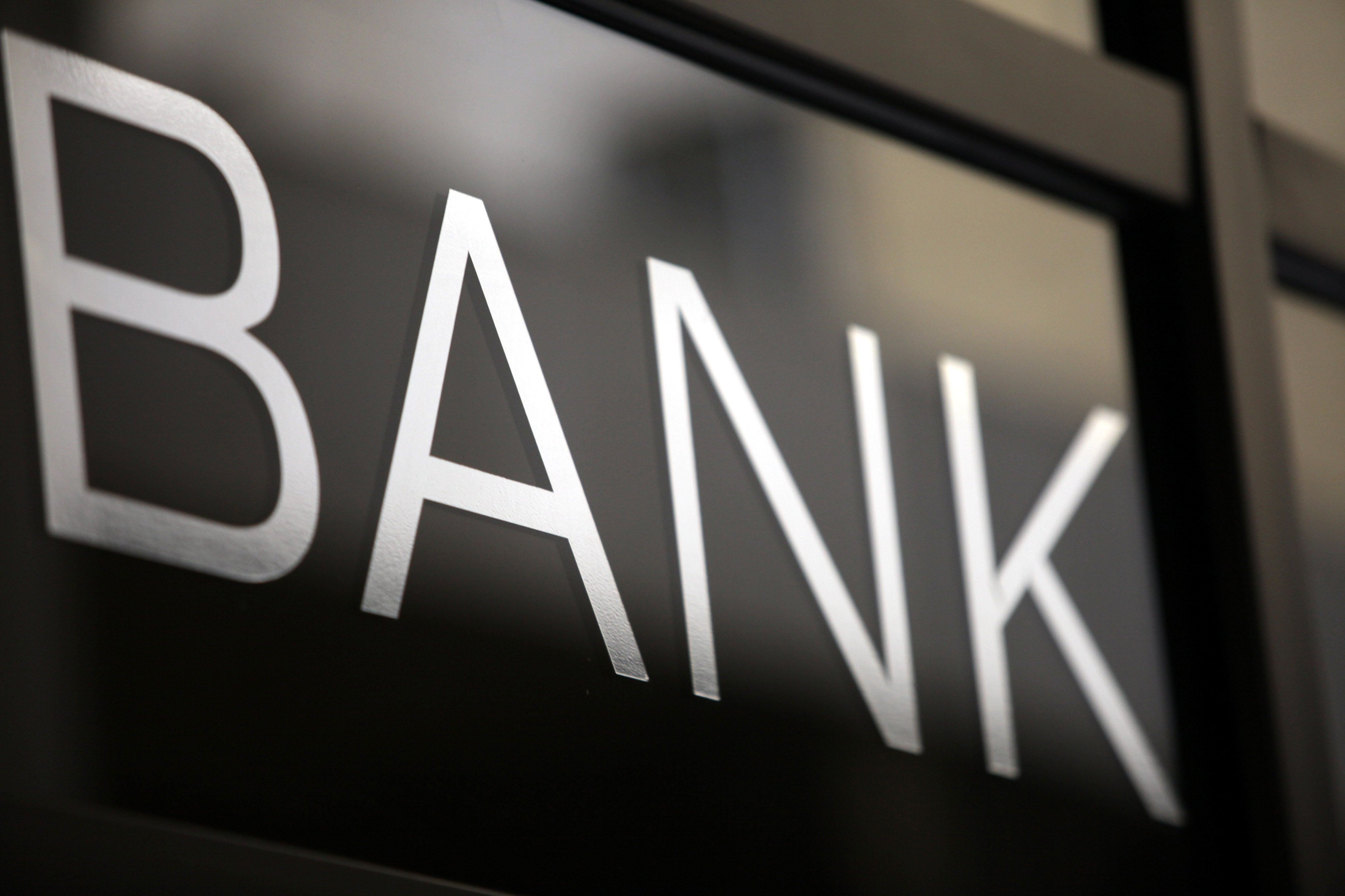 Κομισιόν: Χωρίς το όριο του 8% το bail-in των τραπεζών