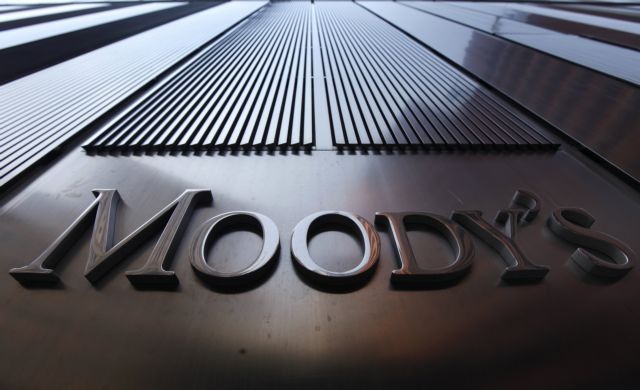 Πρώτη υποβάθμιση από τη Moody’s για τη Βρετανία