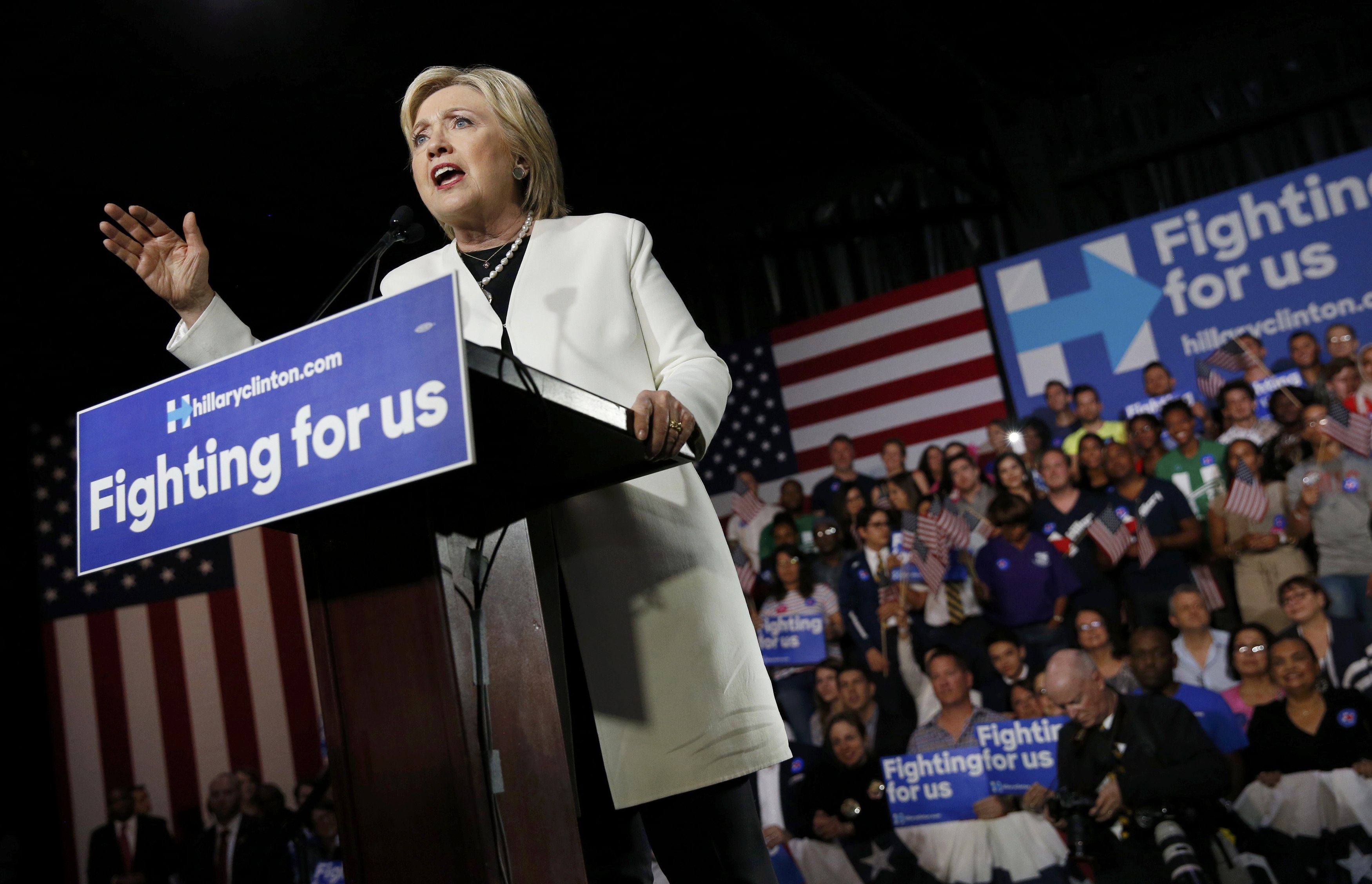 Ολομέτωπη επίθεση Κλίντον κατά Τραμπ, «τα λόγια του υποκινούν τη βία»