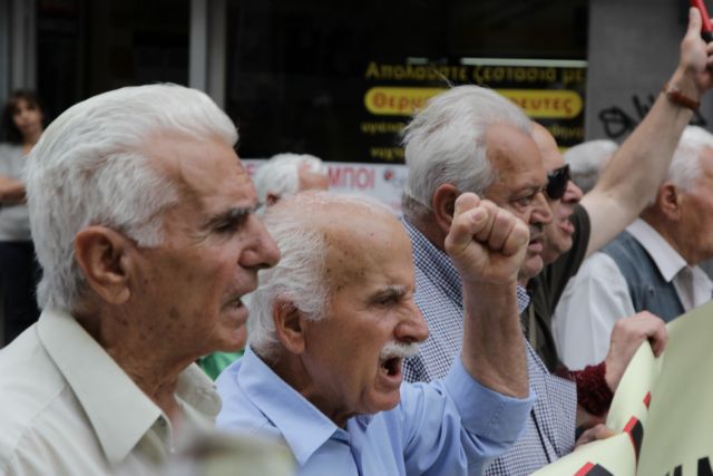 Pensioner unions demonstrating outside Ministry of Labor