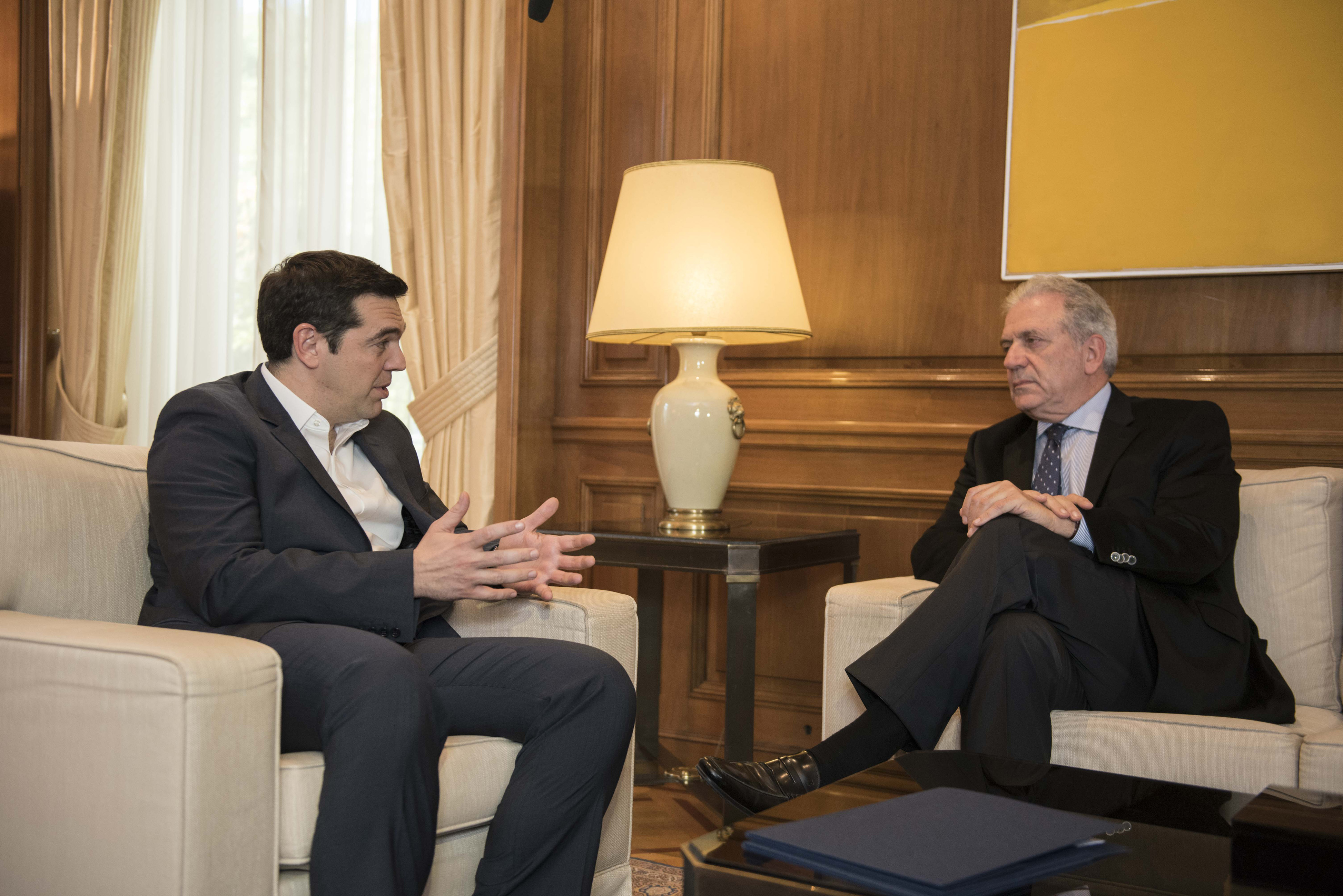 Συνάντηση Τσίπρα-Αβραμόπουλου στο Μαξίμου