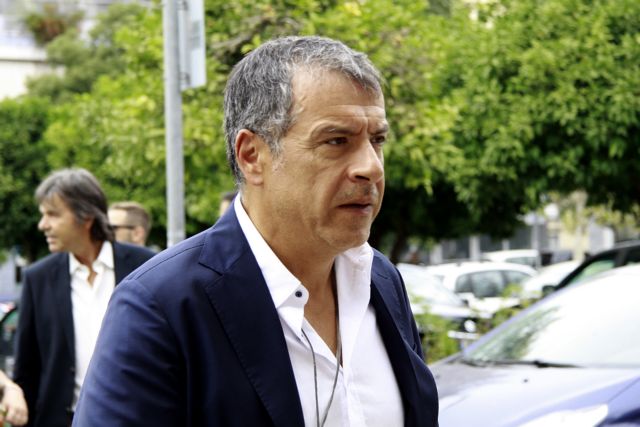 Θεοδωράκης: Νοσοκομεία καταρρέουν και ο κ. Πολάκης είναι στο Facebook