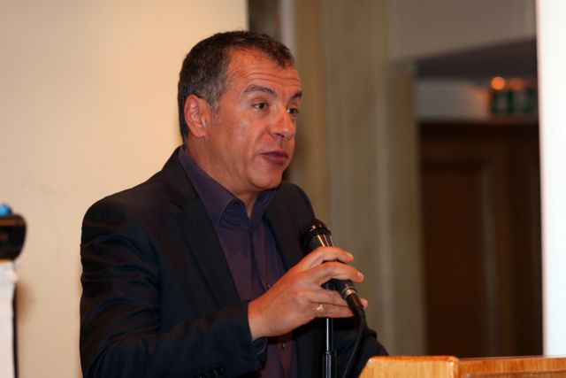 Σκηνικό διαπλοκής καταγγέλλει ο Θεοδωράκης σε επίκαιρη ερώτηση για τις άδειες