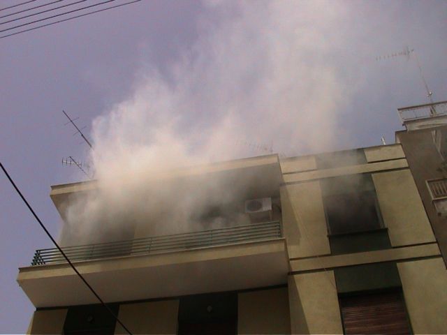 Πυρκαγιά σε χώρο στάθμευσης σε πολυκατοικία στο Γαλάτσι