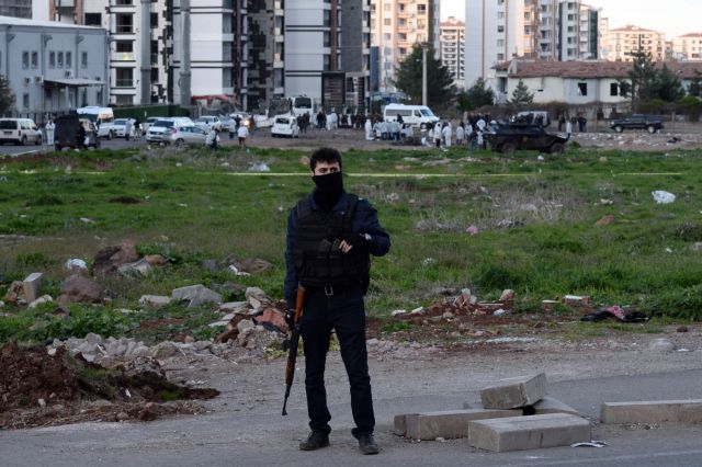 Τρεις αστυνομικοί σκοτώθηκαν σε έκρηξη στο Ντιγιάρμπακιρ