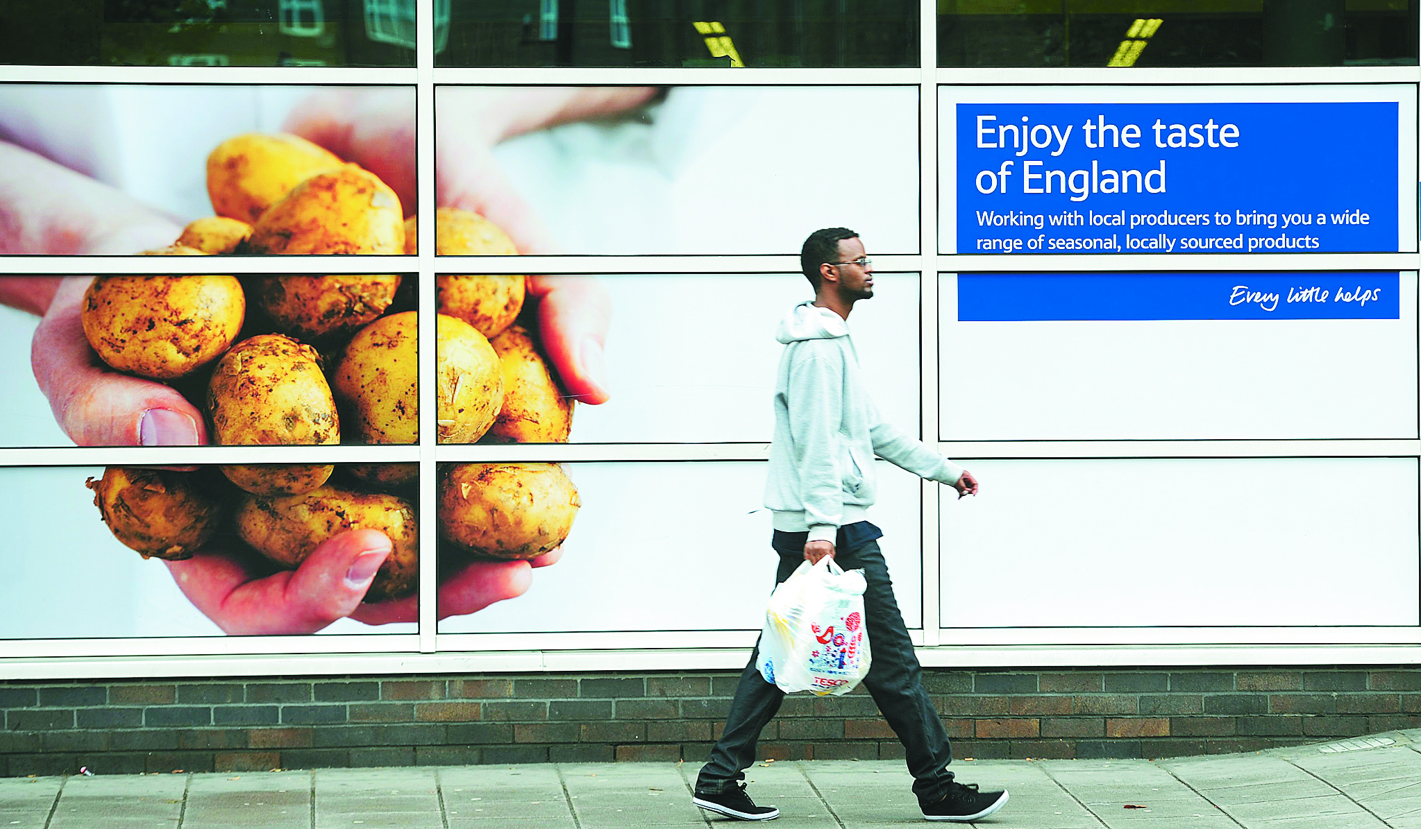 Μπρόκολα και μαρούλια με το δελτίο στα βρετανικά σουπερμάρκετ