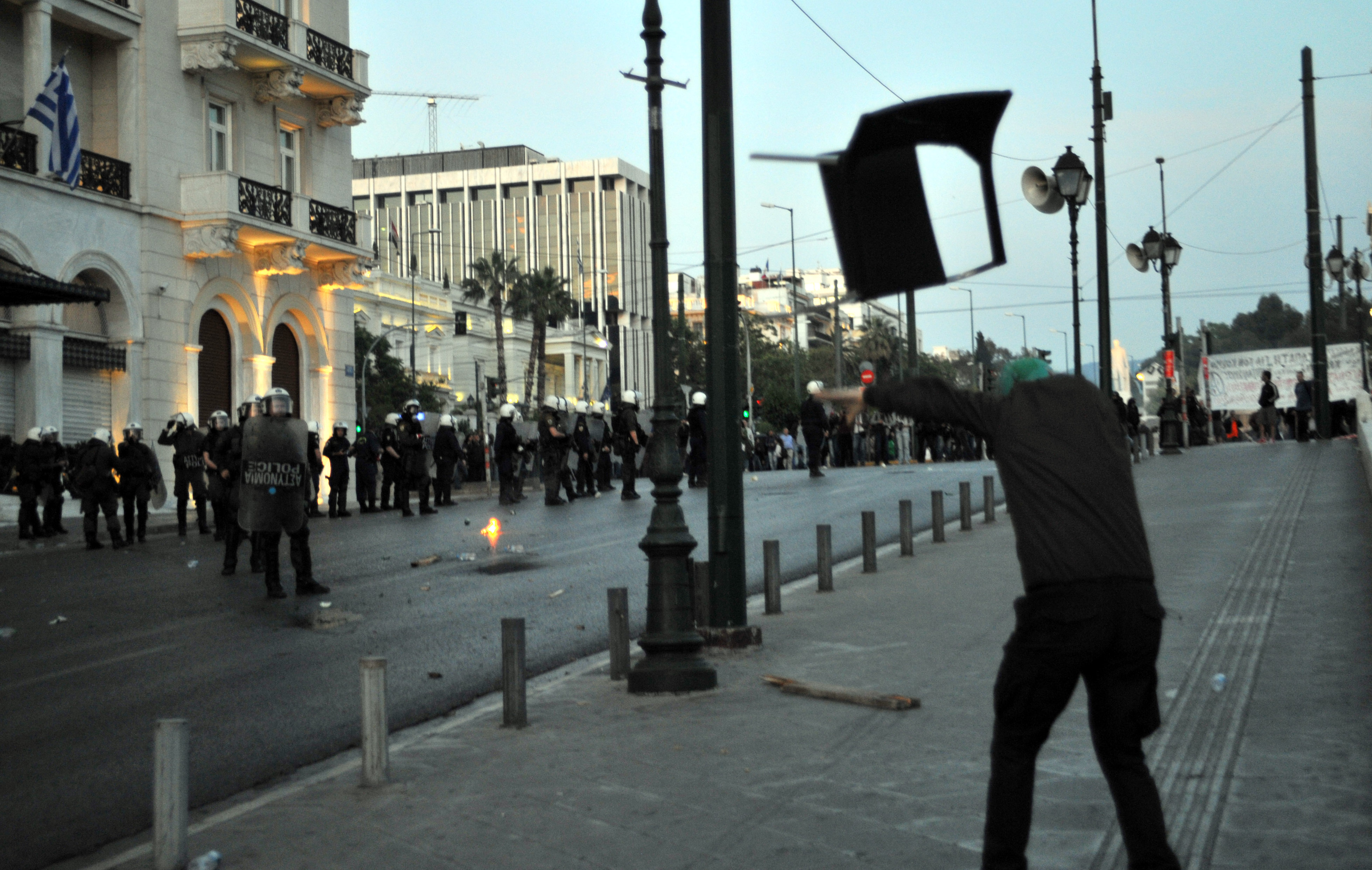 Μολότοφ, πέτρες και μπουκάλια κατά των ΜΑΤ στην Χ.Τρικούπη