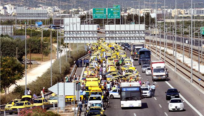 Ουρές χιλιομέτρων στην Αττική Οδό λόγω τροχαίου