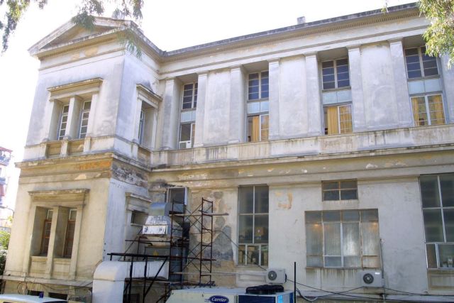 Σε σοβαρή κατάσταση γιατρός από πτώση κουπαστής στο «Ελπίς»