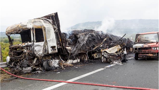 Νταλίκα κάηκε ολοσχερώς-Συνελήφθη μεθυσμένος ο οδηγός