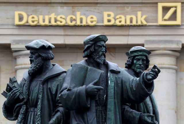 Θυροκολλήθηκαν στην Deutsche Bank οι 95 θέσεις κατά του καπιταλισμού