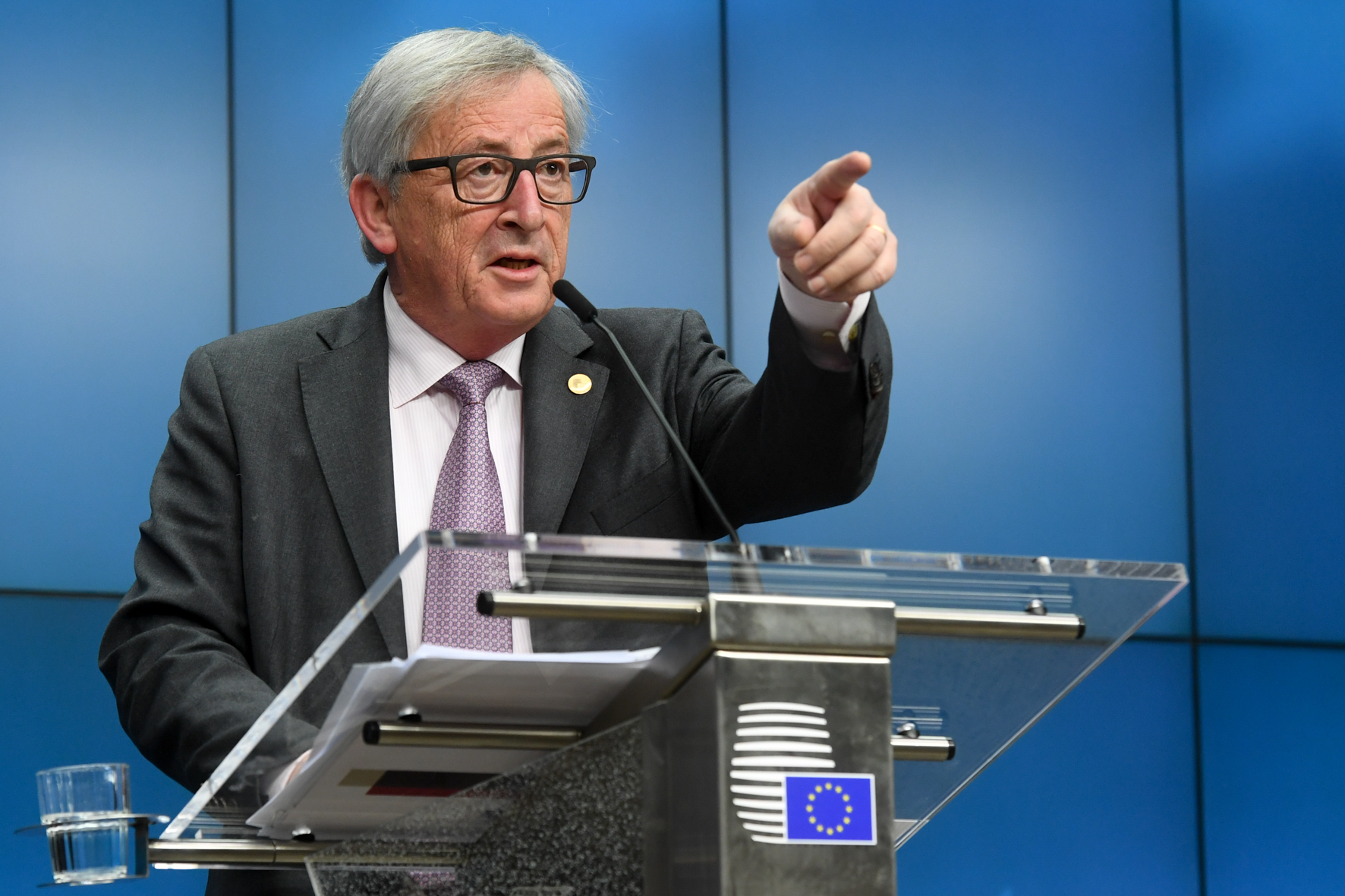 Γιούνκερ: Δεν μπορεί να ζητούνται άλλες περικοπές στις συντάξεις στην Ελλάδα