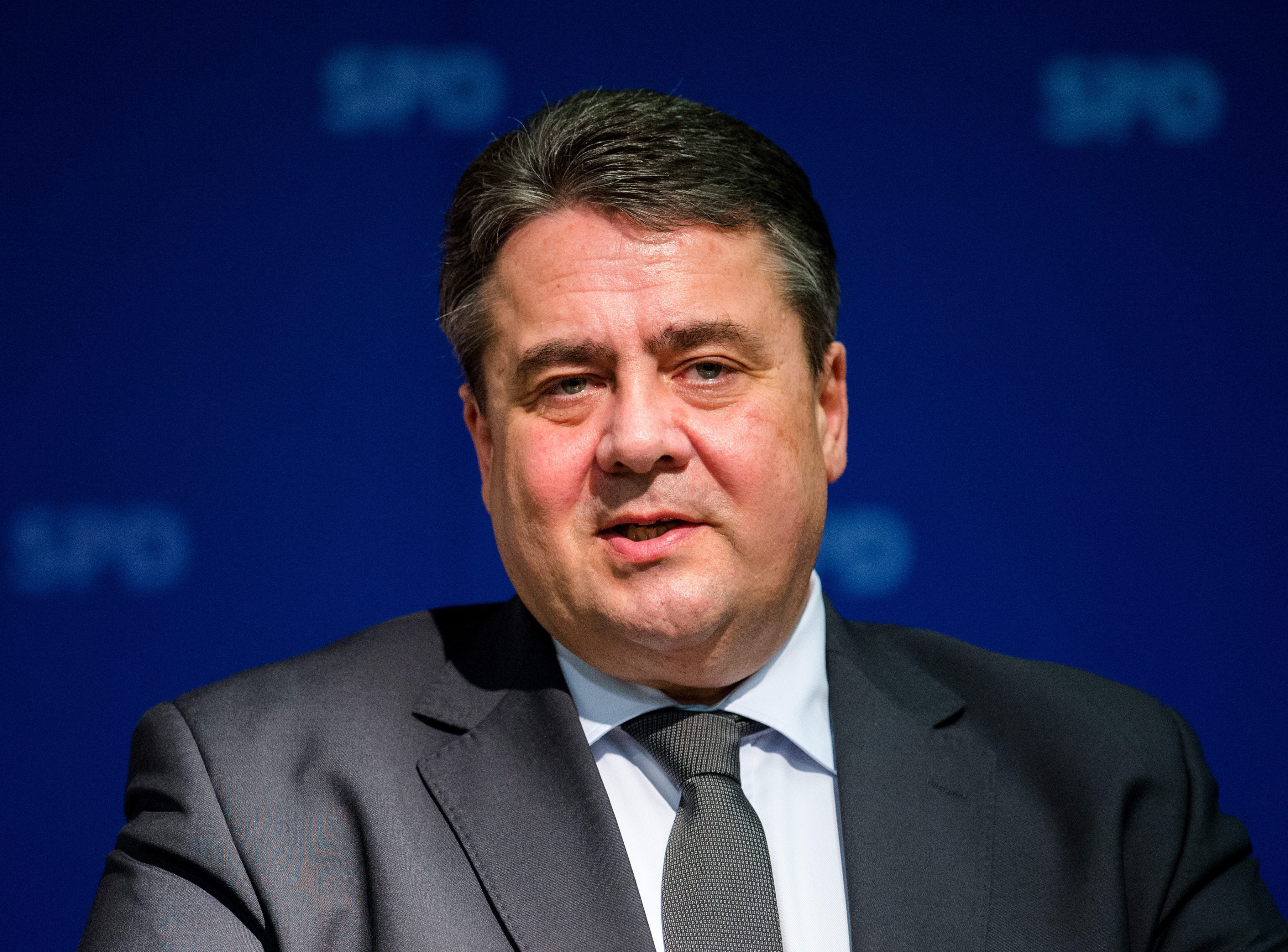 Γκάμπριελ κατά Σόιμπλε για την ελάφρυνση του ελληνικού χρέους