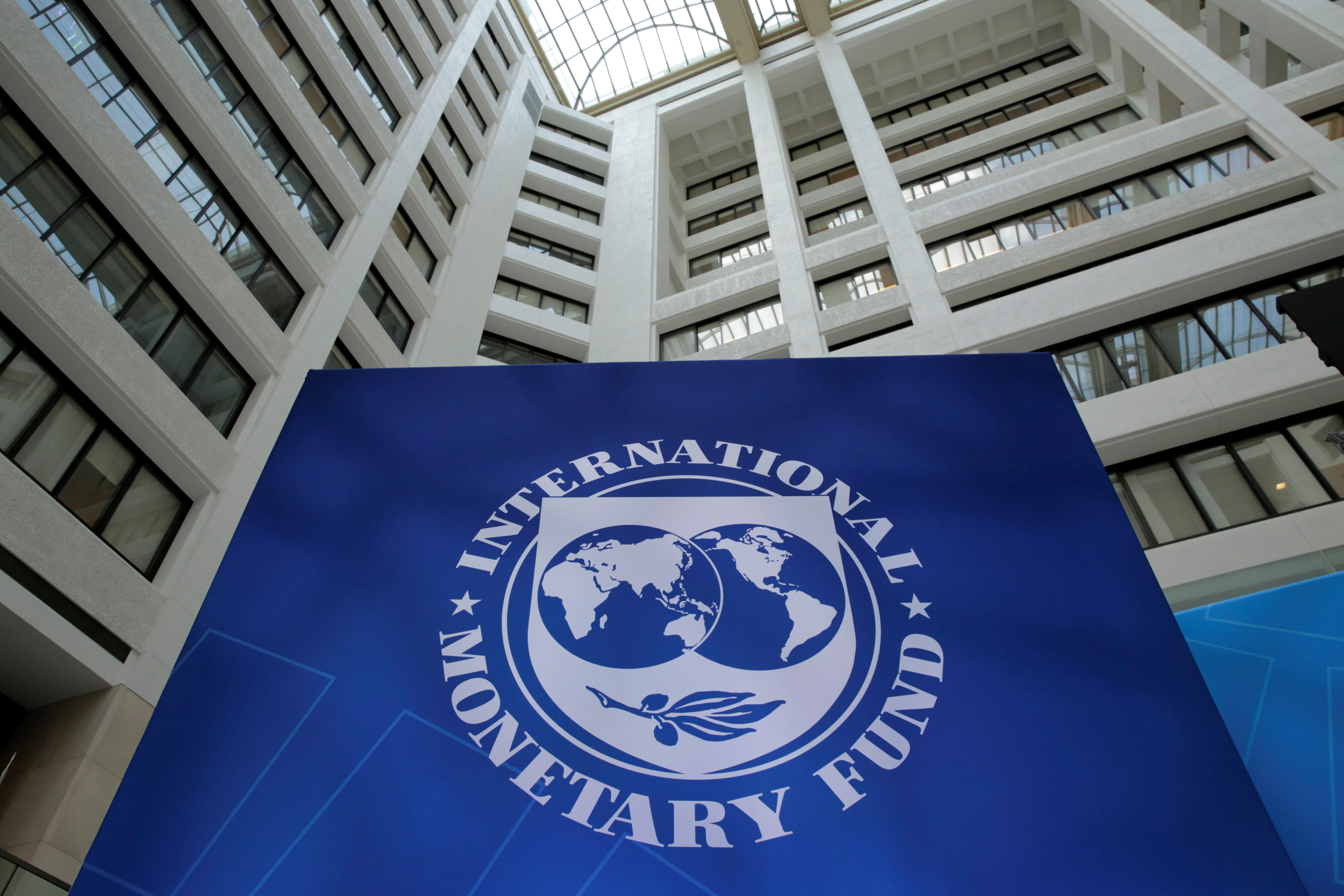 ΔΝΤ: Επιμένει στο αίτημα για μικρότερα πρωτογενή πλεονάσματα μετά το 2022