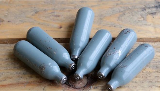 Πωλούσαν αμπούλες με αέριο γέλιου